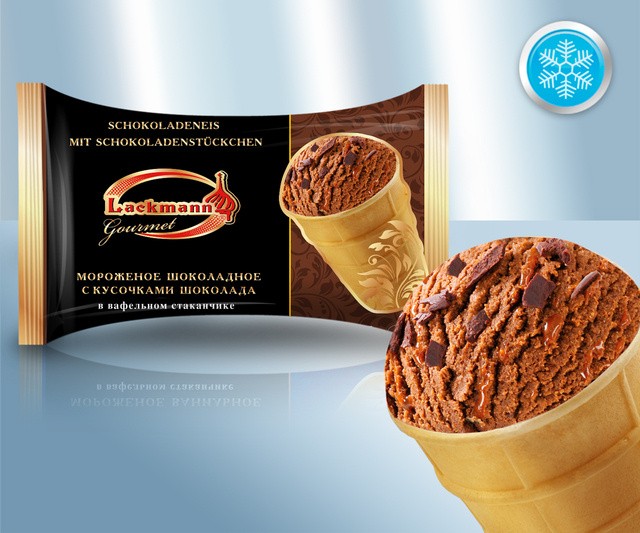Helado de chocolate con trozos de chocolate amargo, en taza de gofre
